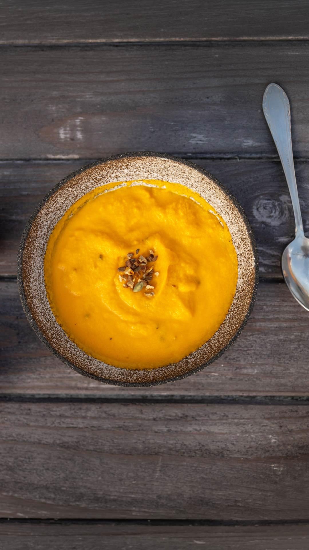 En skål med gulrotsuppe med ingefær – en mild og næringsrik rett som kan være lettere å spise når du er kvalm under kreftbehandling.