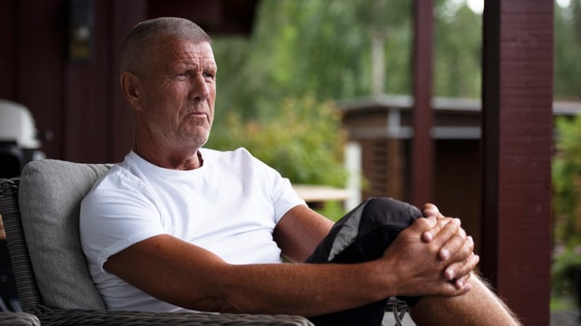 Stein Tore sitter i en hagestol på terrassen foran huset sitt