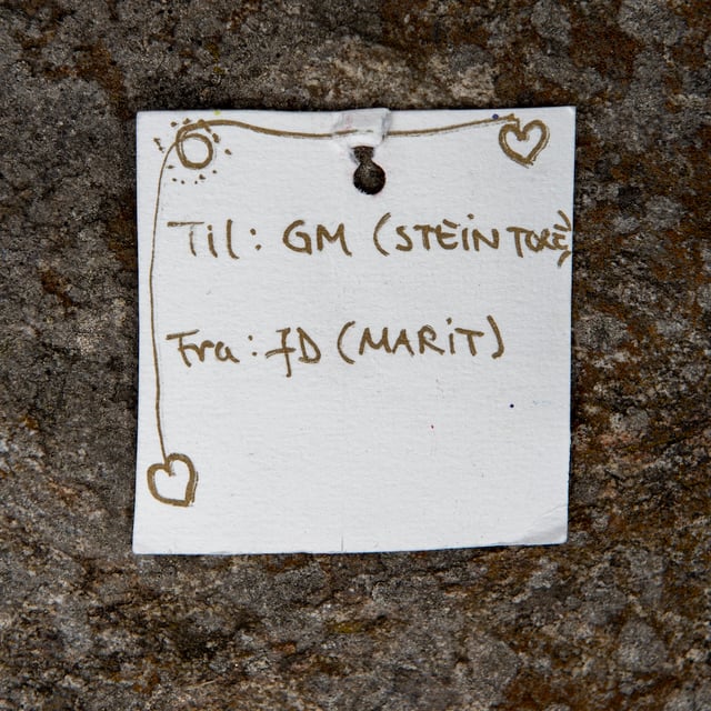 Nærbilde av til-og-fra-lap med tegnet julepynt