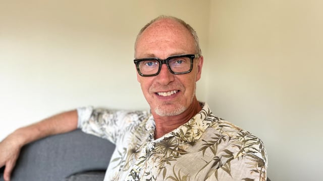 Portrettbilde av Preben Engelbrekt, som sitter i en stol og snakker om avskjedsbrev til barn av en kreftsyk forelder