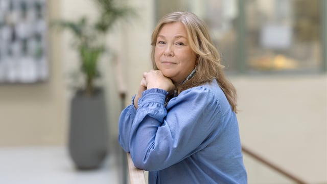 Therese Kristoffersen, likeperson i Brystkreftforeningen, ser mot kameraet