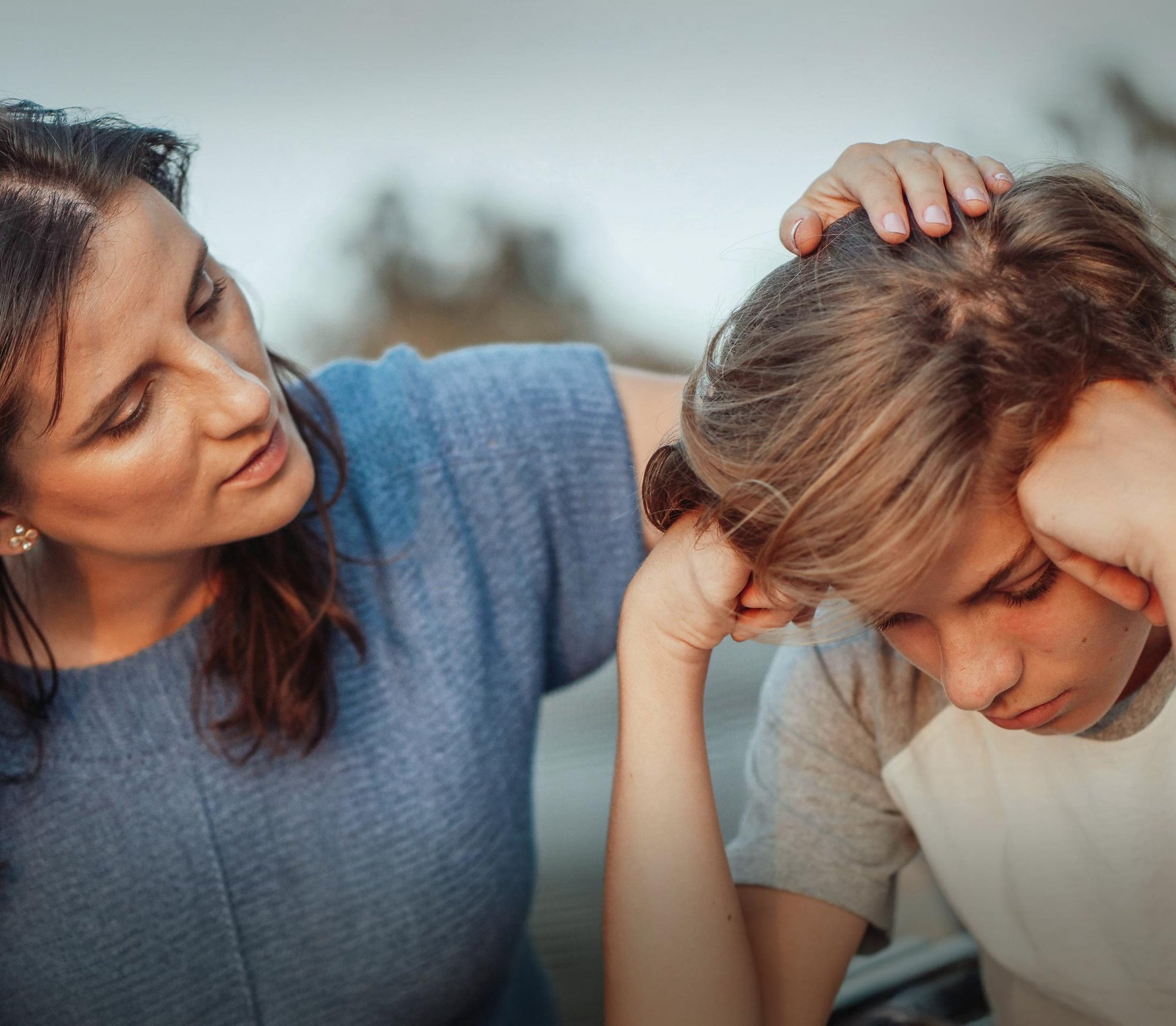 En mor med uhelbredelig brystkreft trøster sin sønn, som er ungdom
