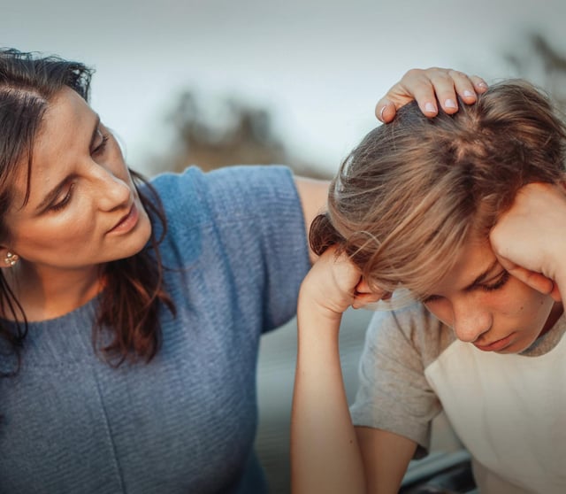 En mor med uhelbredelig brystkreft trøster sin sønn, som er ungdom