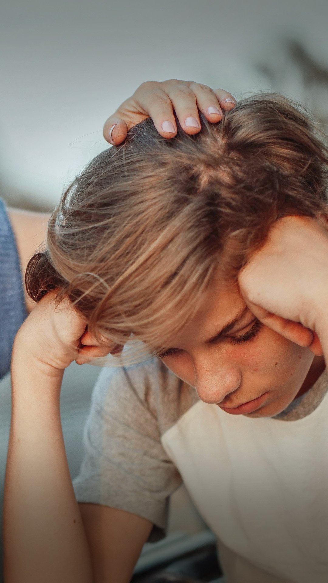 En mor med uhelbredelig brystkreft trøster sin sønn, som er ungdom