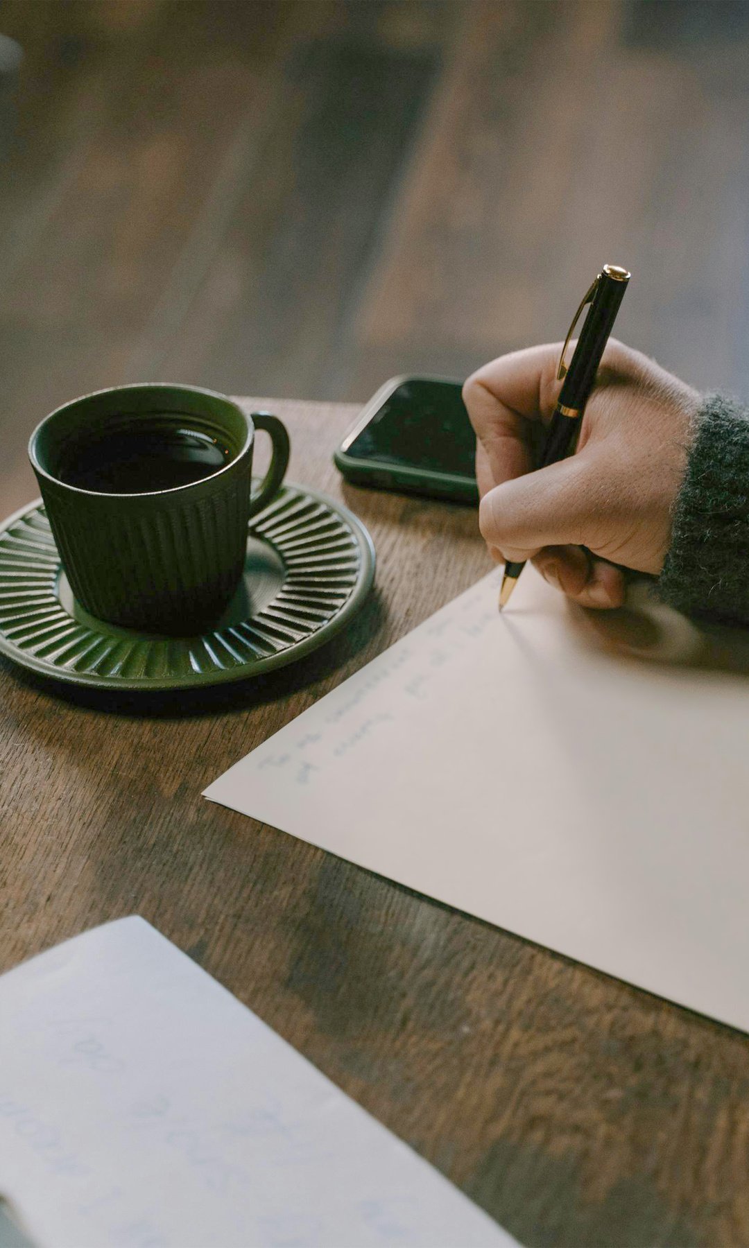 MBC-ramt person skriver afskedsbrev