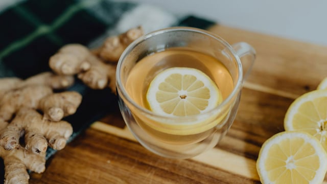 En kopp varm ingefærte med sitronskive og frisk ingefærrot – en mild drikk som mange bruker for å lindre kvalme under kreftbehandling.