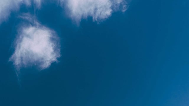 Blå himmel med noen få hvite skyer. Illustrasjonsfoto