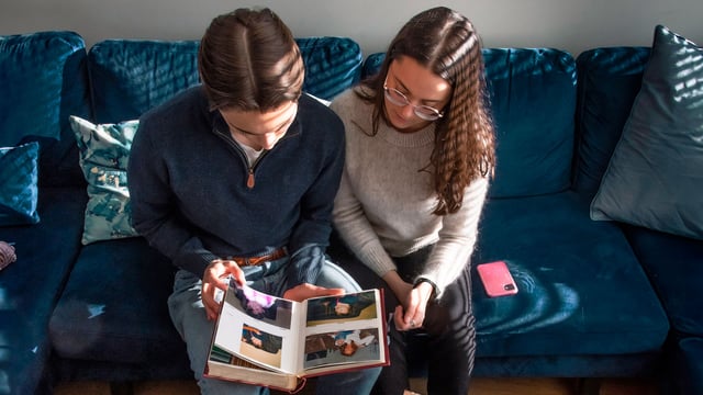 Marco og Nina sitter i en sofa og blar i et fotoalbum med bilder fra tiden hvor moren hadde metastatisk brystkreft. Bilde