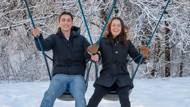 Marco og Nina, som mistet sin mor til brystkreft med spredning, sitter på hver sin huske mens de smiler. Det er vinter og kaldt. Bilde