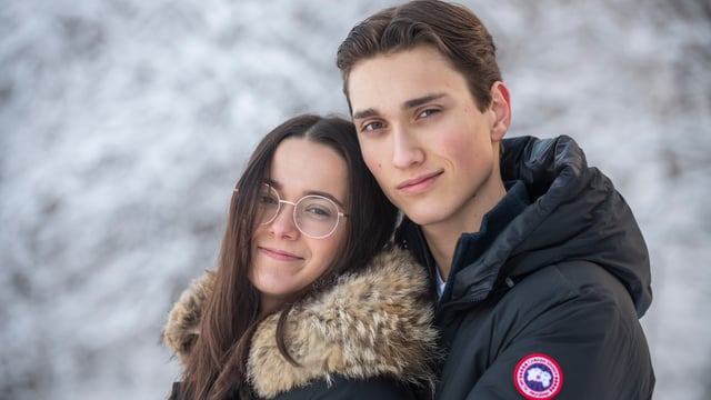 Marco holder rundt søsteren Nina mens de ser inn i kameraet og smiler. Bilde