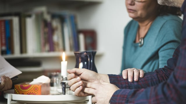 Støttegrupper for kvinner med brystkreft med spredning og pårørende. Et eldre par mottar rådgivning på et kontor. Illustrasjonsfoto